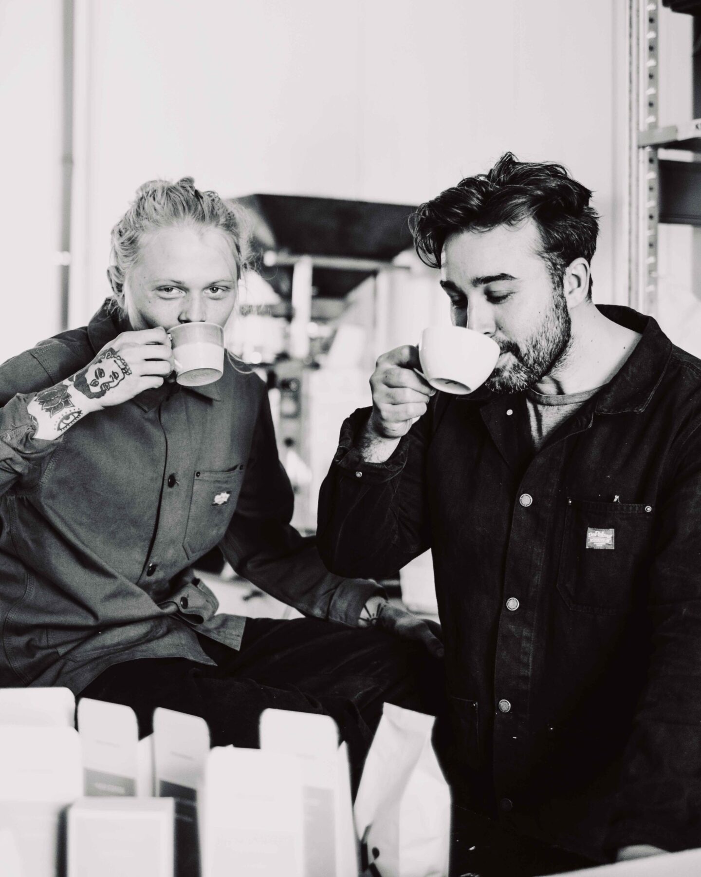 två goa gubbar dricker kaffe